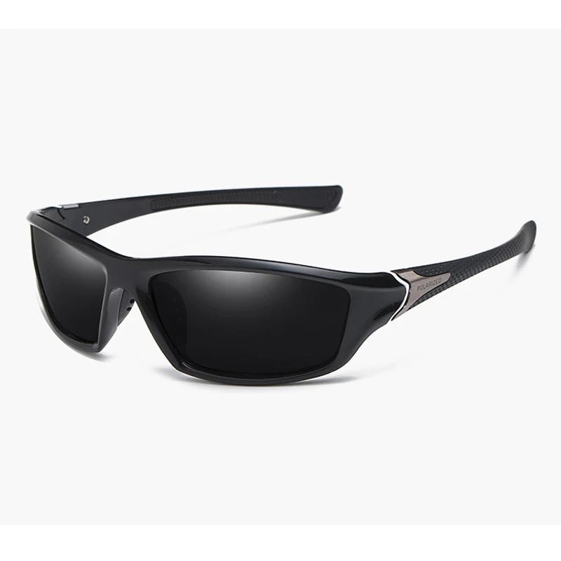 Gafas deportivas polarizadas negras con lente oscuro y marco negro.