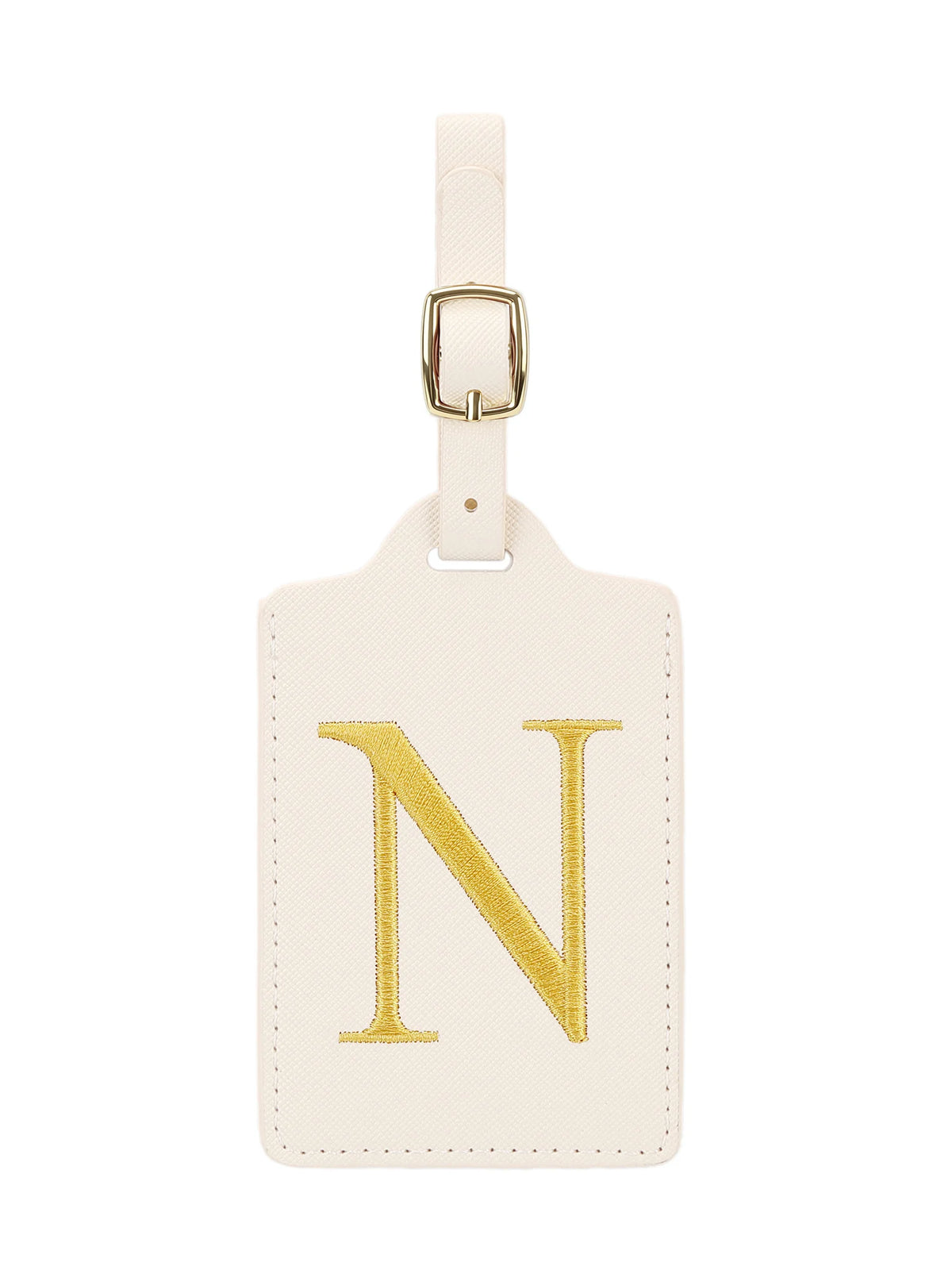 Étiquette de bagage en cuir crème avec une lettre N brodée en or et une pince métallique argentée.