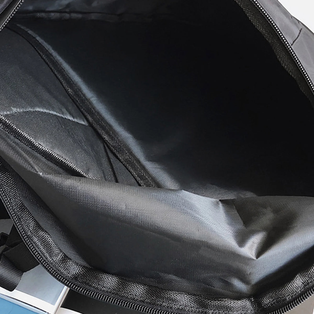 Schwarze wasserdichte Oxford-Slingbag, offen mit Innenfutter und Netztasche sichtbar