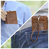 Braunes Leder-Ausweis-Etui mit Lanyard in blauer Hemd- und Jeans-Hosentasche