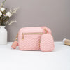 Pinkes gestepptes Crossbody-Taschen mit goldener Hardware auf weißem Untergrund.