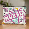 Rosa und lila bestickte Tasche mit Krankenschwester-Motiv und medizinischen Symbolen wie Krone und Spritze.