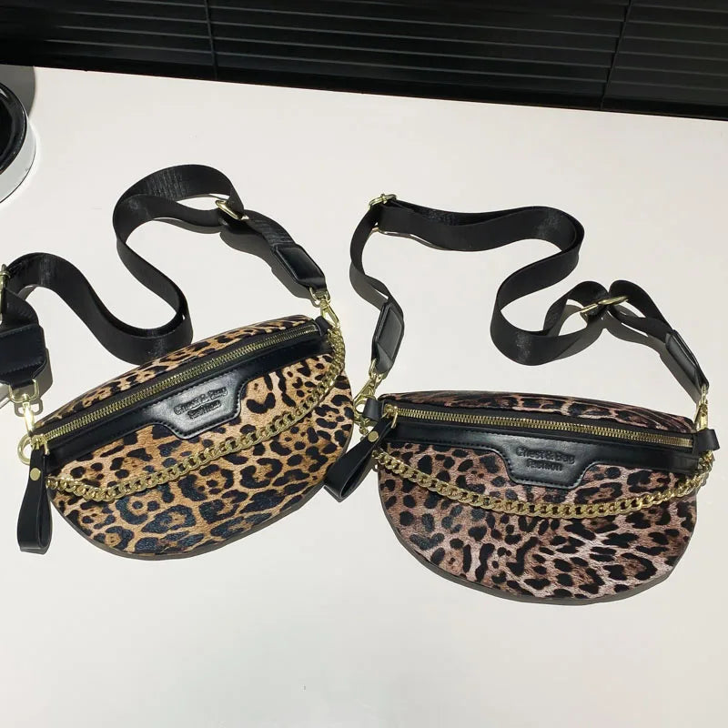 Leopardenmuster-Crossbody-Bauchtasche mit schwarzem Riemen und goldfarbenem Verschluss auf weißem Untergrund.