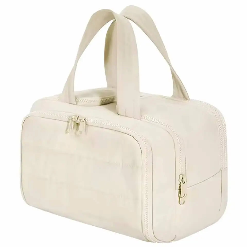 Bolsa impermeable de viaje de color crema con múltiples bolsillos y cierre de cordón.