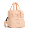Una bolsa de almuerzo aislada color melocotón claro con textura acolchada y correas rosas.