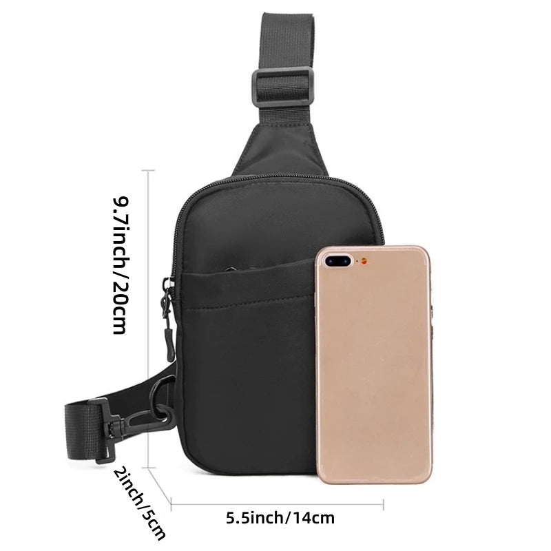Bolso cruz negro multifuncional con correa y ranura para smartphone, junto a un teléfono.