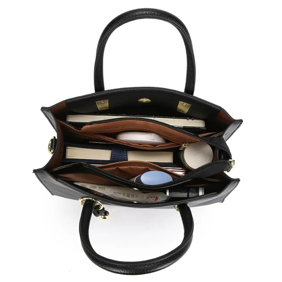 Schwarze, echte Leder-Tasche mit goldfarbenen Beschlägen, geöffnet zur Darstellung des Innenraums.