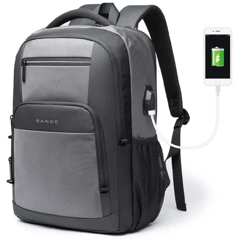 Grauer wasserdichter Rucksack für Reisen mit schwarzem Riemen und externem Ladekabel.