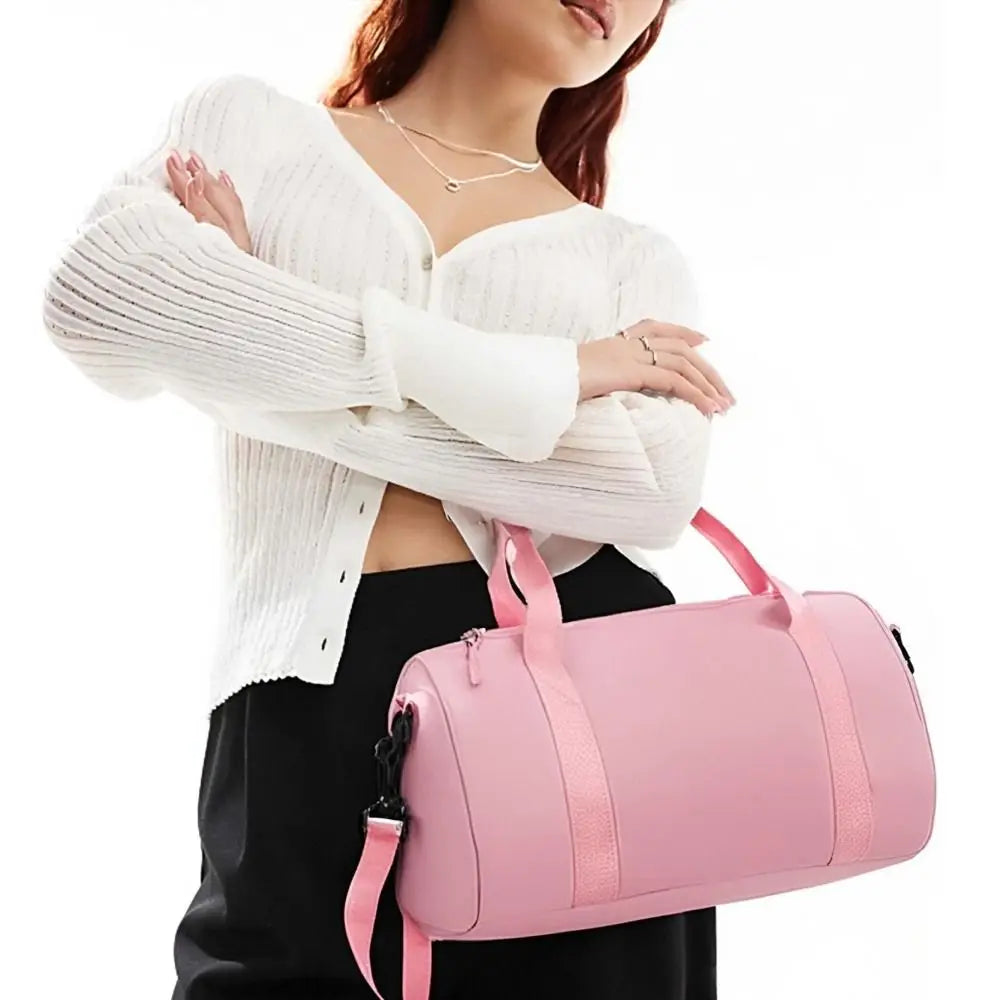 Eine Frau trägt einen weißen Pullover und hält eine rosa leichte Nylon-Mini-Sporttasche.