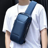 Eine Person trägt eine dunkelblaue Designer-Anti-Diebstahls-Crossbody-Slingbag auf der Brust.