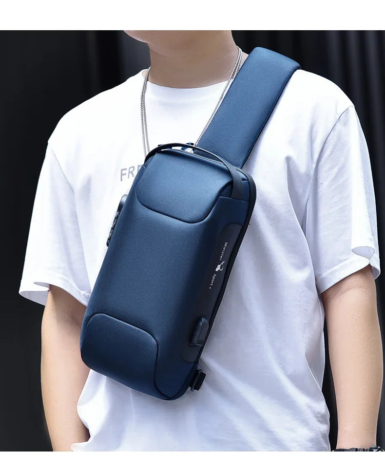 Eine Person trägt eine dunkelblaue Designer-Anti-Diebstahls-Crossbody-Slingbag auf der Brust.