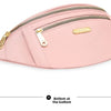 Petit sac banane imperméable rose pâle à bandoulière avec fermeture éclair et quincaillerie dorée.