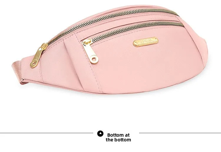 Petit sac banane imperméable rose pâle à bandoulière avec fermeture éclair et quincaillerie dorée.