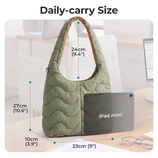 Bolso de nylon verde acolchado para llevar a diario, mostrado junto a un iPad mini para escala.