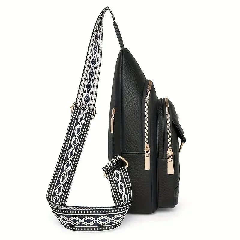 Schwarze Kunstleder-Crossbody-Tasche mit verstellbarem gemusterten Riemen.