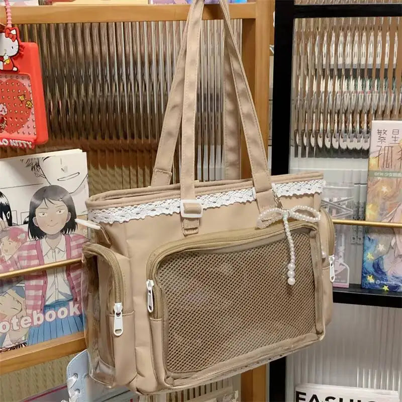 Bolso cruz beige Y2K de encaje con bolsillo de malla frontal, exhibido en una tienda.