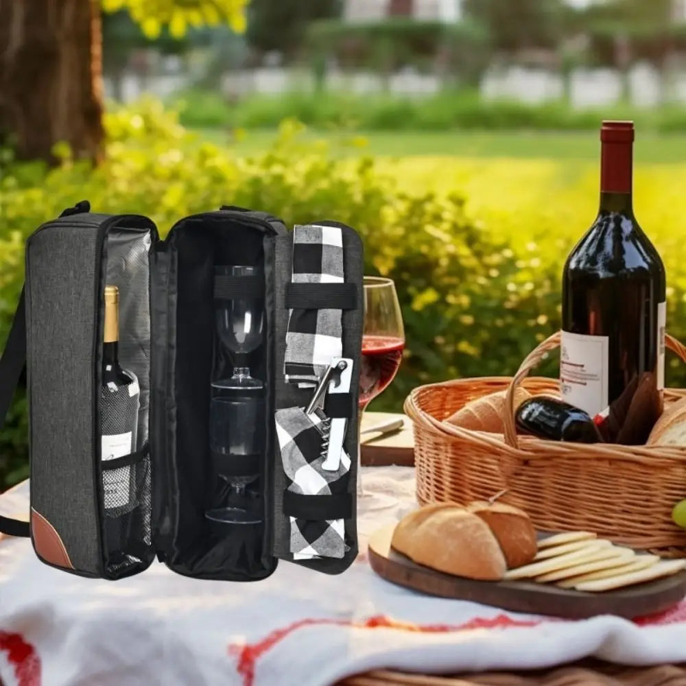 Una bolsa aislada para vino negra abierta, mostrando una botella de vino y un vaso, sobre una superficie de madera con pan y 