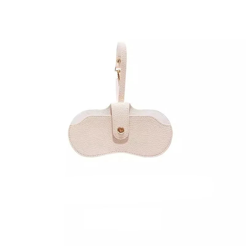 Estuche de gafas de cuero fino rosa claro con correa y hebilla.