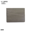 Porte-cartes en cuir véritable gris avec une texture diagonale subtile.