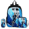 Schwarzer Rucksack mit Grafik eines Fußballspielers und Porträt eines Mannes in Blau und Weiß.