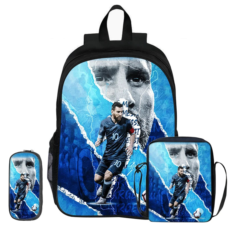 Schwarzer Rucksack mit Grafik eines Fußballspielers und Porträt eines Mannes in Blau und Weiß.