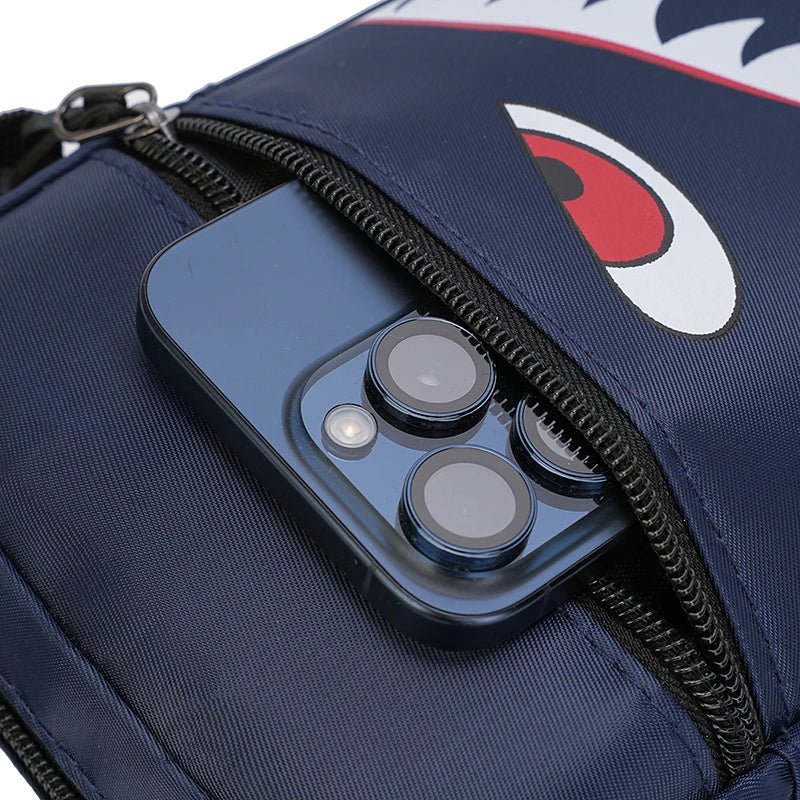 Pochette de téléphone crossbody bleu foncé avec ouverture zippée et module caméra.