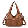 Braune Vintage weiche PU-Leder-Schultertasche mit gepolstertem Design und silberner Hardware.