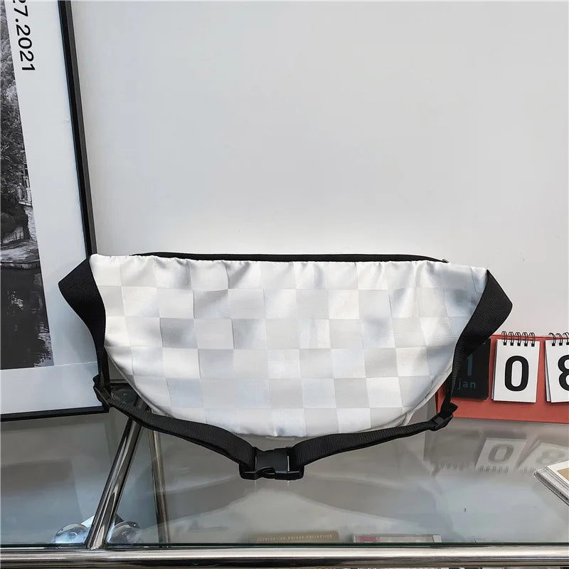 Weiß kariertes Mode-Taschenbild auf einer Glasoberfläche.