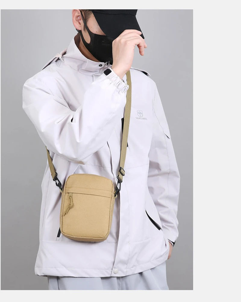 Une personne portant une veste blanche tient un sac bandoulière beige.