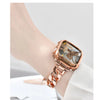 Nahaufnahme eines roségoldenen Edelstahlarmbandes für Huawei-Armbänder, getragen an einem Handgelenk.