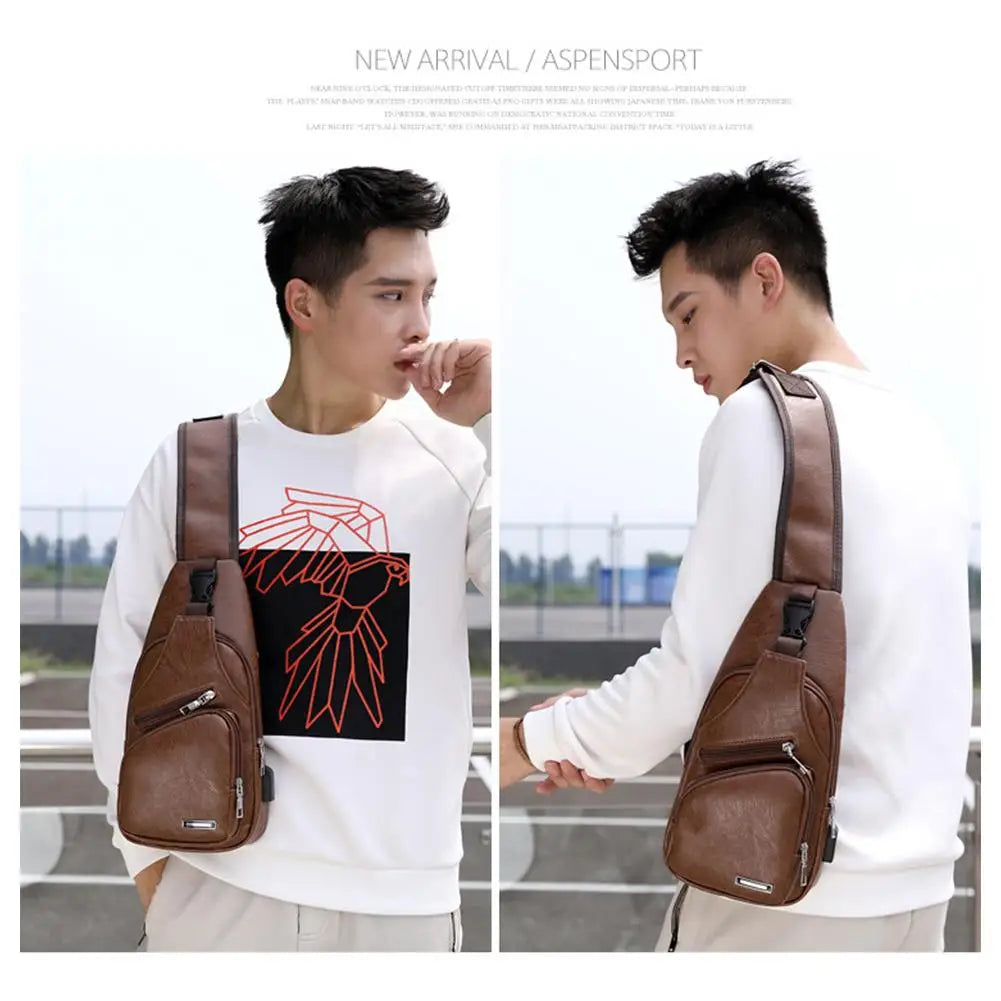 Junger Mann in weißem Sweatshirt hält eine braune Leder-Crossbodytasche mit Reißverschluss
