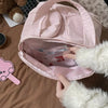 Eine Person öffnet eine rosa, luxuriöse portable Make-up-Organizer-Tasche, die ein gepolstertes Innere enthüllt.