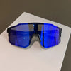 Un par de gafas de sol para ciclismo de color azul brillante sobre una superficie blanca.