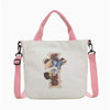 Una bolsa de tela blanca con tiras rosas y un diseño floral.
