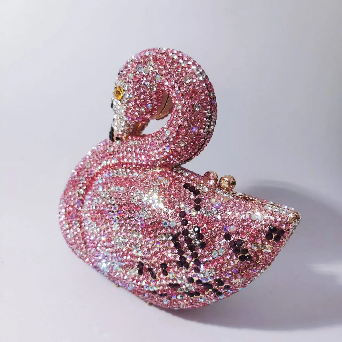 Pochette de soirée en cristal rose, cygne avec paillettes et accents dorés.