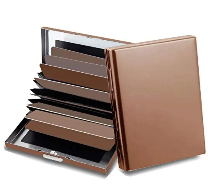 Un porte-cartes fin en métal marron avec dix emplacements, ouvert et montrant l'intérieur.