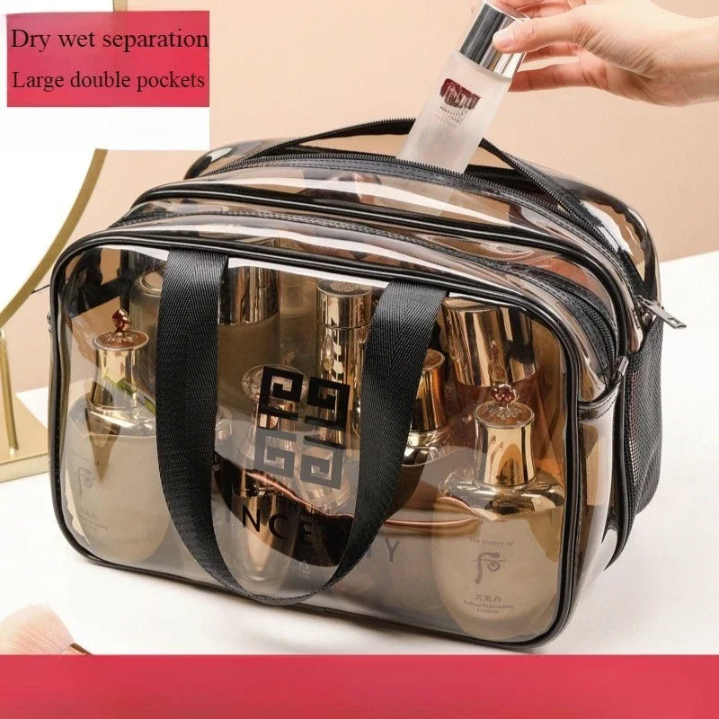Bolsa reutilizable transparente con grandes bolsillos dobles, que contiene botellas de vidrio y dispensador tipo bomba.