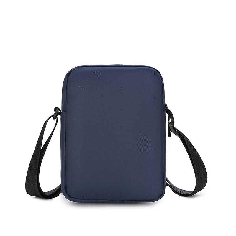 Pochette de téléphone crossbody bleu marine avec sangles noires réglables.