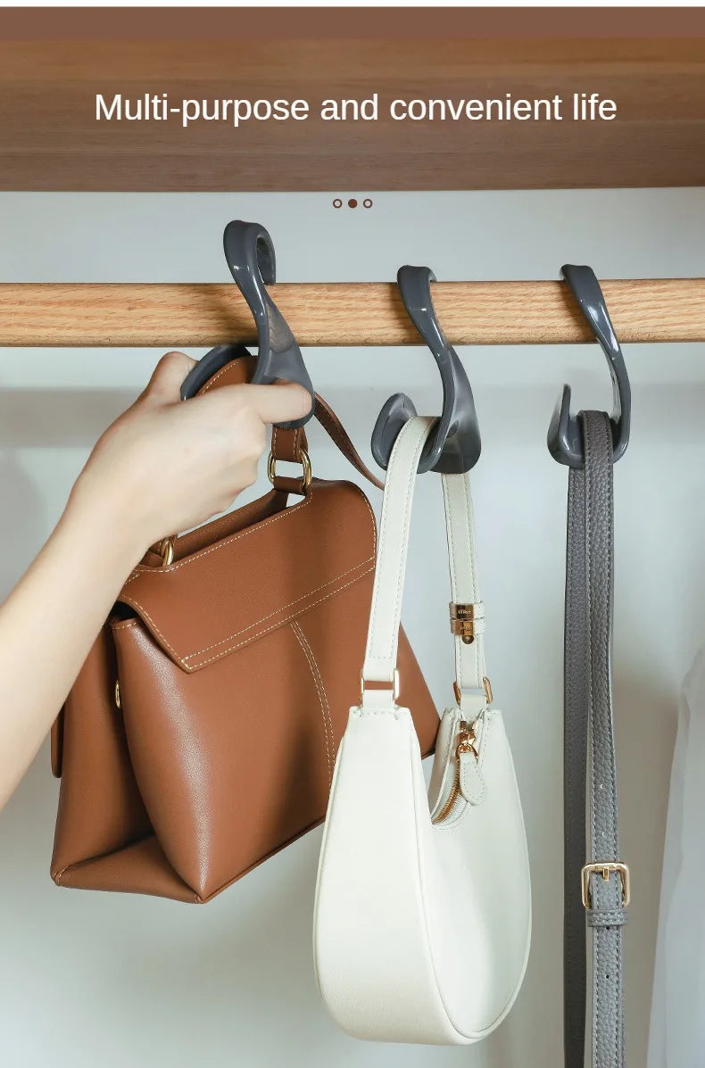 Eine braune Lederhandtasche hängt an einem Holzstab mit einem multifunktionalen Taschenhaken.