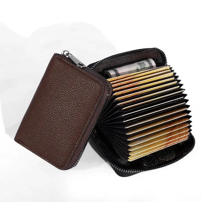 Dunkelbraunes Leder-Optik-Karten- und Ausweis-Wallet mit Reißverschluss, das mehrere Stapel Karten zeigt.