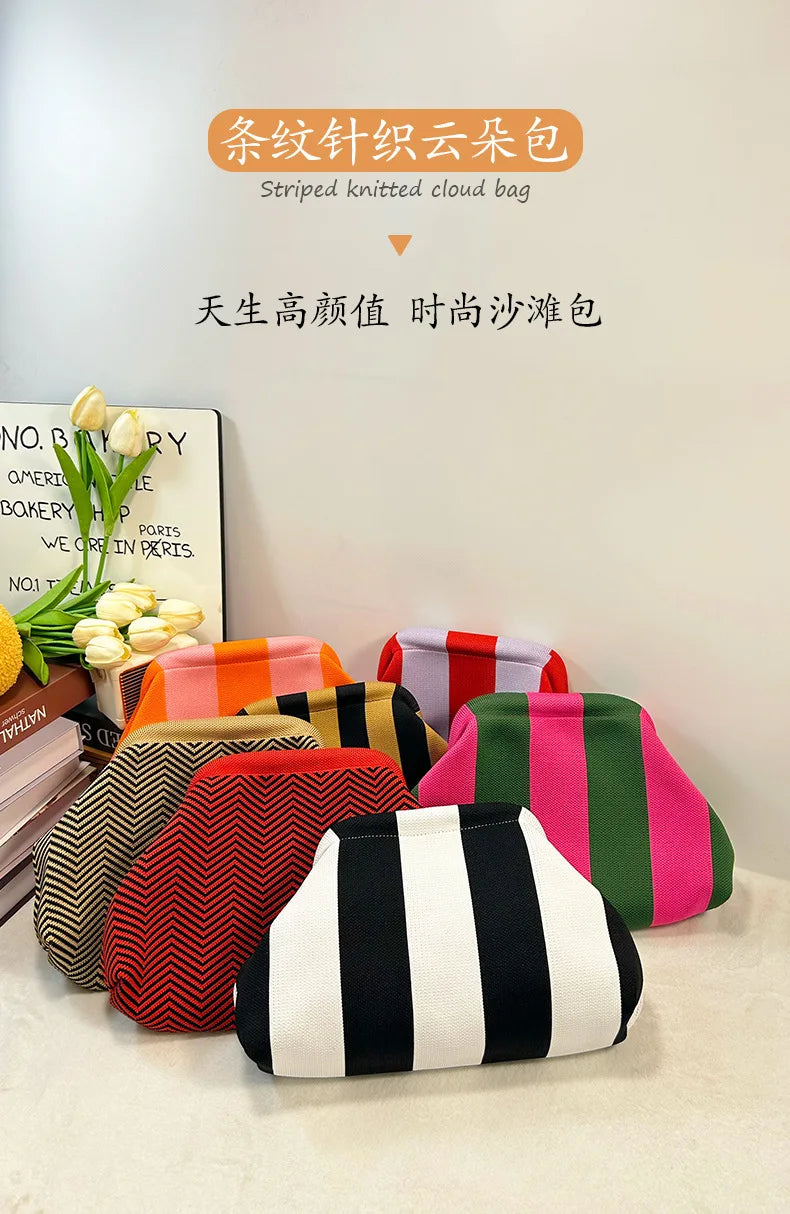 Collection de sacs en coton tricotés rayés dans diverses couleurs, présentés sur une surface blanche.