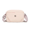 Bolso cruz impermeable de nylon rosa claro con solapa y correa ajustable.