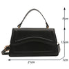 Sac à main en cuir PU noir minimaliste avec poignée supérieure, vu de côté.