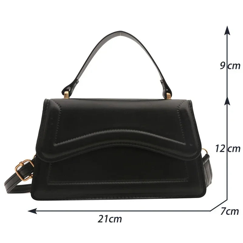 Sac à main en cuir PU noir minimaliste avec poignée supérieure, vu de côté.