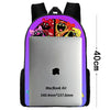 Un ordinateur portable dans un sac à dos de style gorille cartoon violet avec des graphismes colorés.