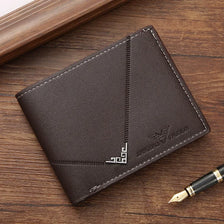 Portefeuille deux pièces en cuir marron foncé pour homme posé sur une surface en bois à côté d'un stylo or.