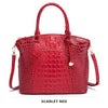 Schlangenmuster-Top in leuchtend roter Farbe, Crossbody-Tasche mit Henkel.