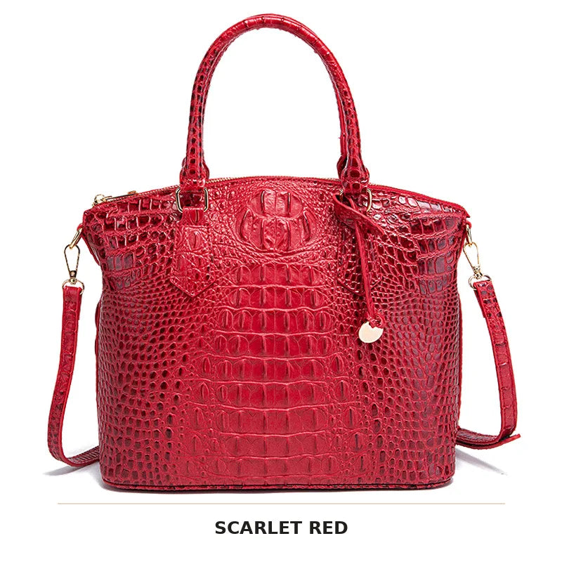 Schlangenmuster-Top in leuchtend roter Farbe, Crossbody-Tasche mit Henkel.