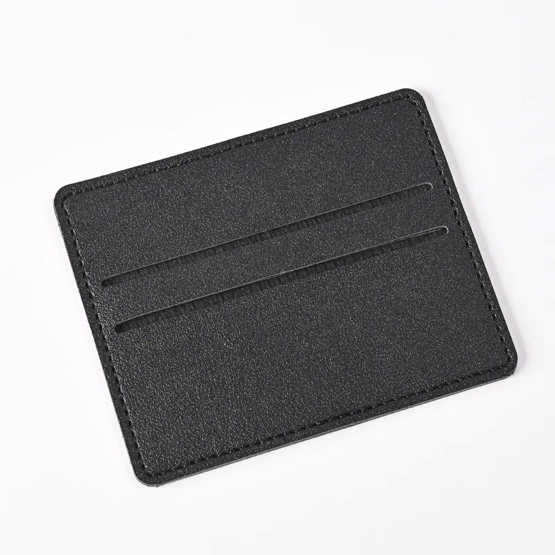 Porta tarjetas de cuero PU negro con múltiples ranuras y dos espacios horizontales.
