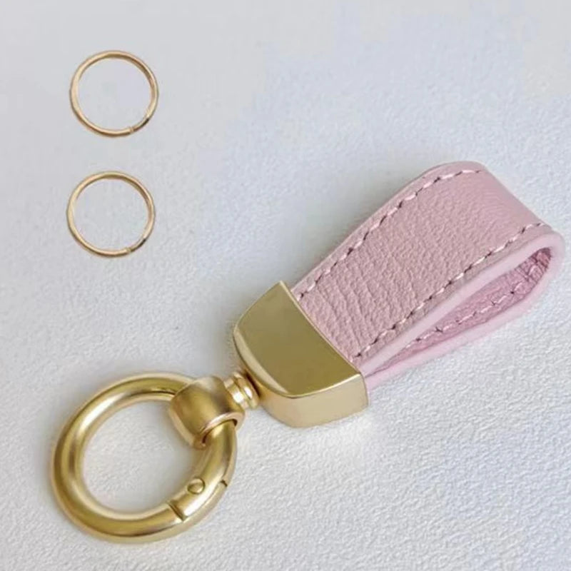 Pinkes Echtes Leder-Schafe-Armband mit goldfarbenem Ring und Lederriemen.